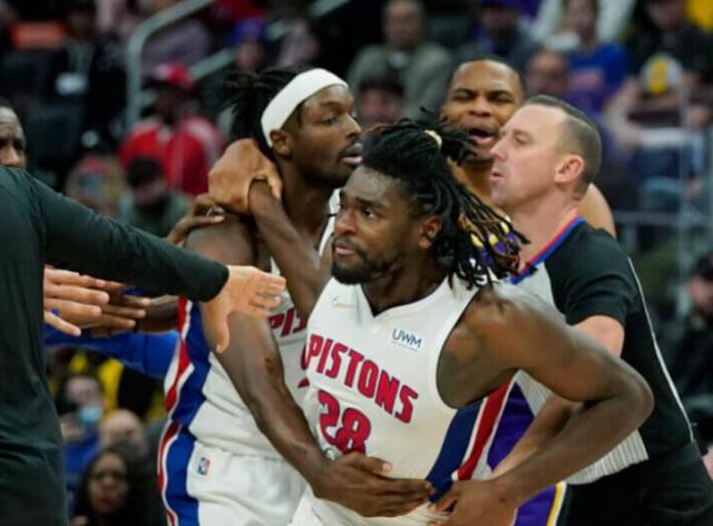 九游体育-查拉涅：老詹并非故意 索要斯图尔特电话尝试道歉