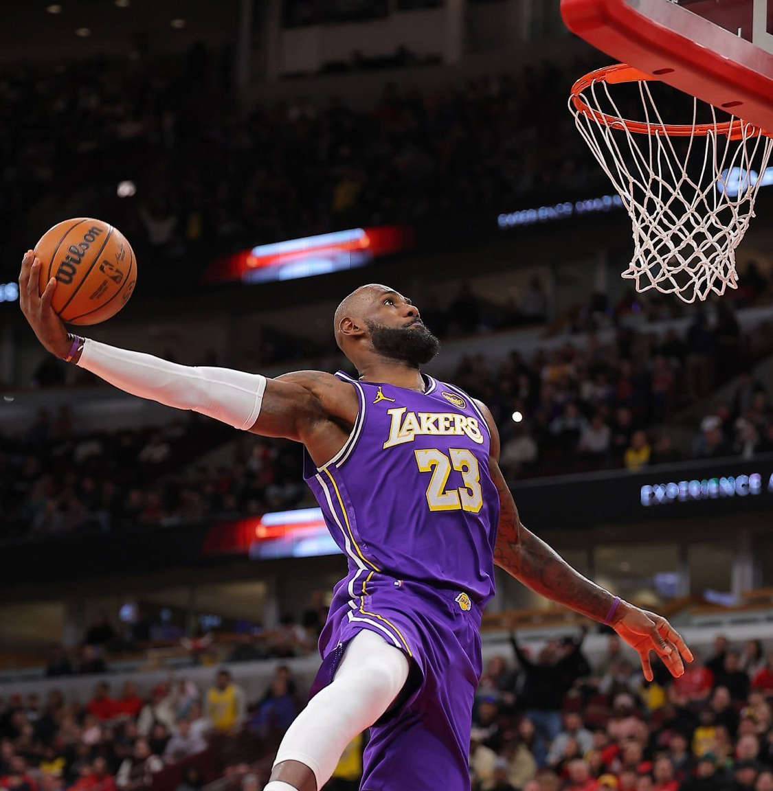 九游体育app下在-詹姆斯半场才2个罚球！还被粗鲁犯规！同行：他太强壮却没罚球！