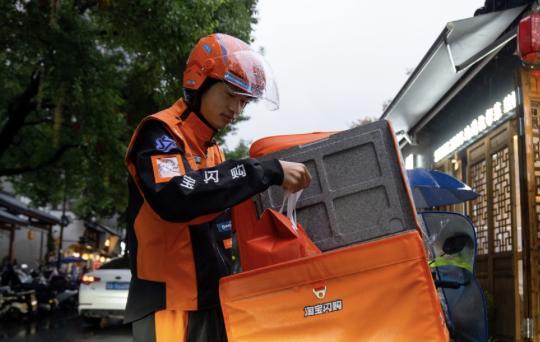 九游体育登录入口-F1决赛日上海20余位“安全侠”骑手受邀观赛，与顶尖车手共赴速度之约